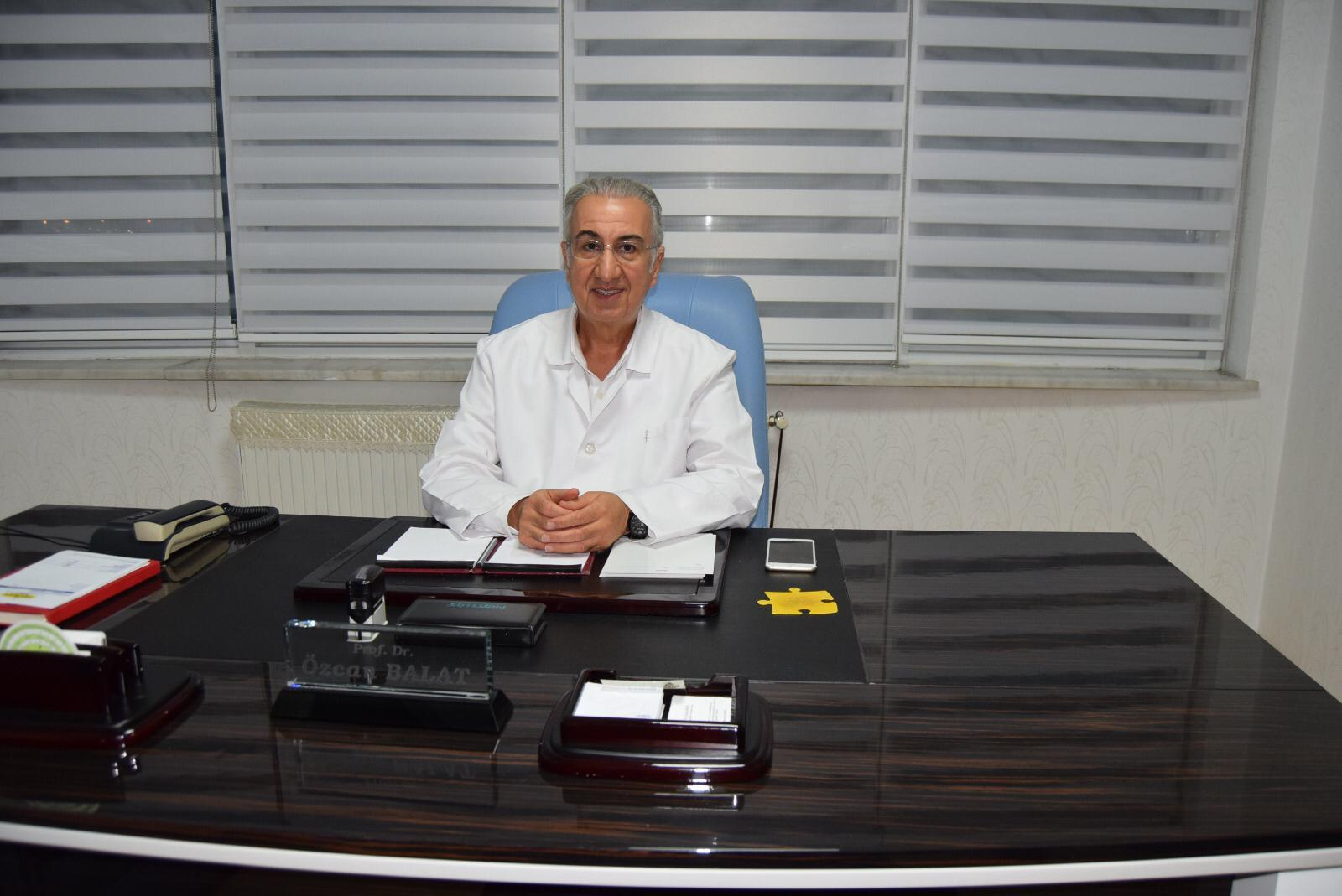 Prof. Dr. Özcan Balat muayenehanesinde