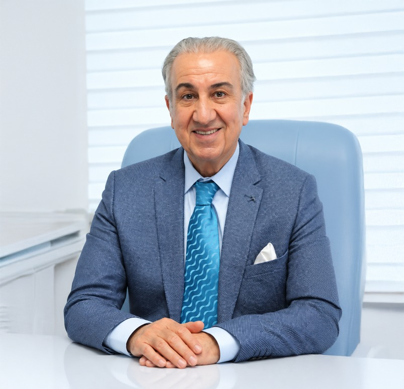 Prof. Dr. Özcan Balat mavi takım elbisesiyle